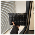 Dettaglio della borsa cosmetica nera trapuntata in nylon imbottito leggero di alta qualità - Nero