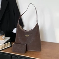 Bolso hobo mate marrón oscuro con monedero pequeño sobre una mesa de madera - Juego de bolsos de hombro / Café Y Estuche