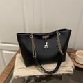 Borsa tote classica in pelle nera con ciondolo a forma di cervo dorato e tracolla a catena - Nero