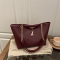 Elegante borsa tote in pelle rosso vino con ciondolo a cervo dorato e catena - Rosso