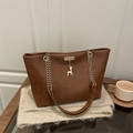 Borsa tote marrone scuro minimalista con ciondolo a cervo dorato e tracolla a catena - Marrone