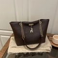 Borsa tote in pelle marrone scuro con catena dorata e pendente a forma di cervo - Marrone