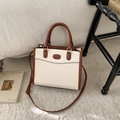 Sac fourre-tout chic bicolore en similicuir beige et marron avec détails dorés - Blanc Cassé
