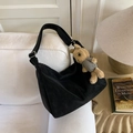 Bolso de hombro minimalista negro mate con un lindo colgante de conejo de peluche café - Sin Colgante / Negro