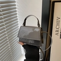 Vista detallada de mini bolso gris brillante con asa superior y textura de espejo - gris oscuro