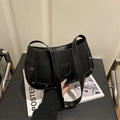 Bolso de hombro negro efecto cocodrilo con remaches plateados y detalle de corazón - Negro