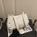 Bolso de hombro blanco efecto cocodrilo con parche de corazón y tachuelas de plata - Blanco