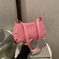 Bolso baguette rosa efecto cocodrilo con detalle de corazón y remaches plateados - Rosa