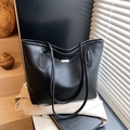 Minimalist large black tote bag in lychee pattern leather with metal logo plaque for women - Black