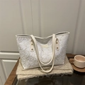 Borsa tote bianca a pieghe con stampa di stelle e dettagli dorati su un tavolo - Tipo standard / Bianco