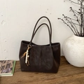 Grand sac cabas marron foncé en daim avec pompon en perles de bois vintage et longues anses - Avec Pendentif / Marron