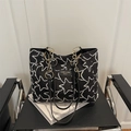 Modische schwarze Tote Bag mit weißem Sternenmuster und goldenen Kettenhenkeln - Schwarz ohne Anhänger