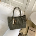 Grande borsa tote verde oliva scamosciata con finitura opaca e ciondolo in perle di legno - Con Ciondolo / Verde