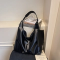 Grand sac fourre-tout noir en cuir synthétique avec pochette zippée assortie et texture grainée - Noir
