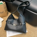 Borsa hobo nera opaca vintage con chiusura a scatto dorata e tracolla larga integrata - Nero