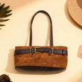 Bolso de hombro retro en gamuza marrón con correa de cuero y hebilla metálica - Marrón