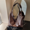 Grand sac cabas Hobo marron foncé en simili cuir avec une petite pochette assortie - café