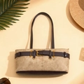 Bolso de hombro retro de gamuza beige con correas de cuero marrón en ambiente vacacional - Caqui