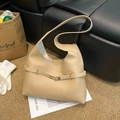 Elegante borsa tote beige in similpelle capiente con fibbia in metallo oro - Cachi