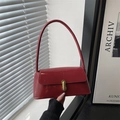 Bolso de hombro en charol rojo con cierre metálico dorado para un look urbano elegante - Rojo