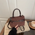 Bolso tote vintage de cuero esmerilado marrón con hebilla dorada y toque invernal - Marrón