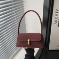 Bolso baguette granate vintage con textura de leopardo grabada y hebilla de metal dorado - Rojo