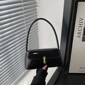 Bolso baguette de charol negro brillante con cierre ovalado dorado y correa fina - Negro