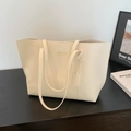 Minimalistische cremeweiße Tote Bag aus Kunstleder mit doppelten Schulterriemen - Weiß