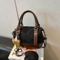 Sac Boston rétro en tissu givré noir avec garniture en cuir marron et breloque ours - Avec Pendentif / Noir