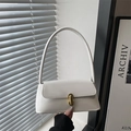 Bolso de hombro tipo baguette chic en cuero sintético blanco con cierre giratorio dorado - Blanco