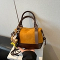 Sac bandoulière en cuir dépoli marron avec accents sombres et breloque ours - Avec Pendentif / Marron