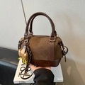 Sac boston en daim marron foncé avec finitions cuir et breloque ours décorative - Avec Pendentif / Marron