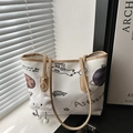Borsa tote in tela bianca con graffiti di astronauti e ciondolo a nuvola soffice - Con Ciondolo / Bianco