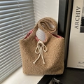 Bolso tote de felpa camel con forro de cuadros rojos y detalle de nudo trenzado - Sherpa Caqui
