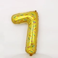 Gros plan du ballon en aluminium chiffre 7 doré avec motifs de confettis donut colorés - 32 pouces / Chiffre 7