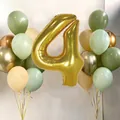 Geburtstagsballon-Set mit großer goldener Nummer 4 und Salbeigrünen Ballons - Nummer 4 Set