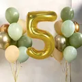 Goldenes Zahl 5 Folienballon-Set mit salbeigrünen und cremefarbenen Latexballons - Nummer 5 Set