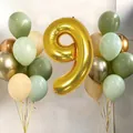 Salbeigrünes und goldenes Geburtstagsballon-Set mit einer großen goldenen Folienzahl 9 - Nummer 9 Set