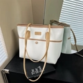Sac fourre-tout blanc motif litchi avec bordure marron et bandoulière dans une scène - Blanc