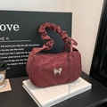 Borsa a spalla in nylon rosso scuro con manico scrunchie e farfalla argentata - Rosso