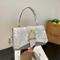Sac bandoulière chic en satin argenté avec motif abstrait et fermoir doré - Gris