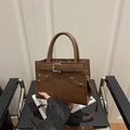 Minimalistische braune Umhängetasche mit Zierschnalle und elegantem Tragegriff - Braun