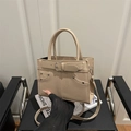 Schicke beige Umhängetasche für Damen mit silbernen Nieten und Riemendetails - Khaki