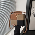Sac seau en cuir bicolore avec texture litchi et logo V doré élégant sur le devant - Patchwork Kaki