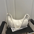 Bolso de hombro media luna en cuero blanco con detalle de placa de metal dorado - Blanco
