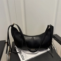 Bolso bandolera minimalista de media luna negra con cremallera y detalles metálicos - Negro