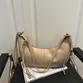 Bolso hobo beige en forma de media luna con costura vertical y correa para el hombro - Caqui