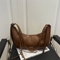 Bolso hobo media luna marrón de piel sintética con cremallera de borla y logo metálico - Marrón