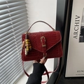 Sac bandoulière bordeaux à texture crocodile avec boucle dorée et décor de perles - Avec Pendentif / Rouge