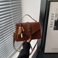 Sac bandoulière marron motif crocodile avec boucle vintage et perles en bois colorées - Avec Pendentif / Marron